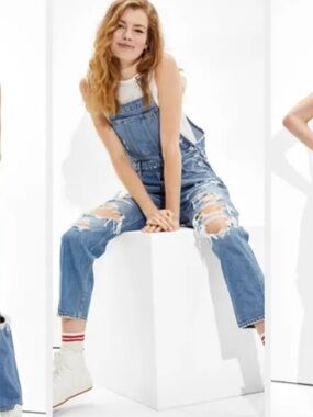 American Eagle 90s Boyfriend Overalls SIZE MEDIUM